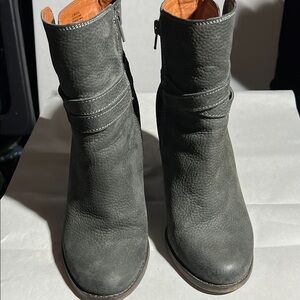 Lucky Brand 9.5M stylish gray ankle boots